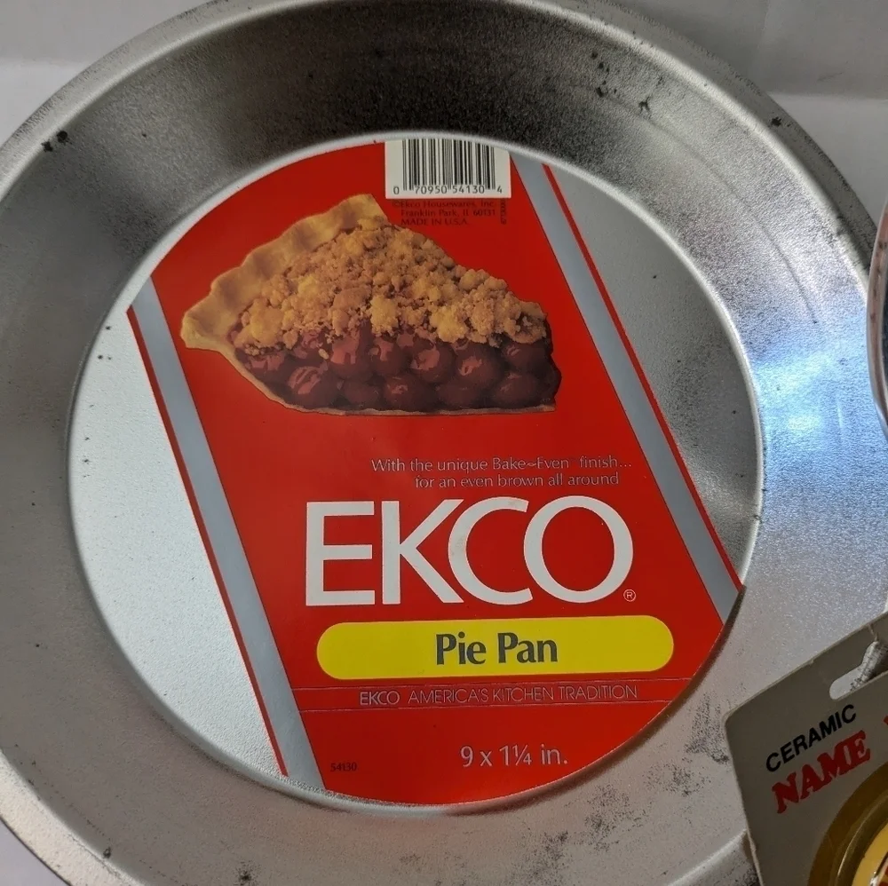 Vintage EKCO pie pan and sifter. 